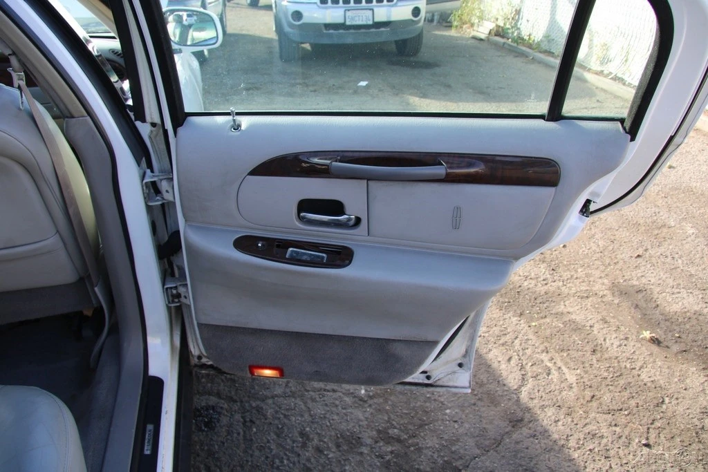 2000 Lincoln Town Car - Image 20 of 21