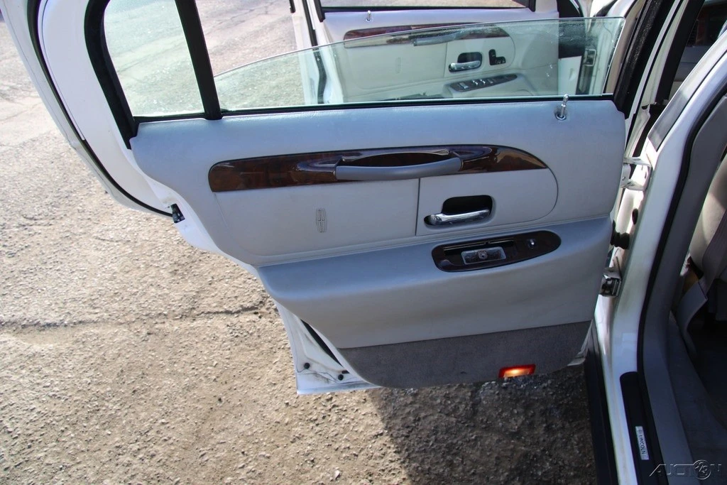2000 Lincoln Town Car - Image 17 of 21