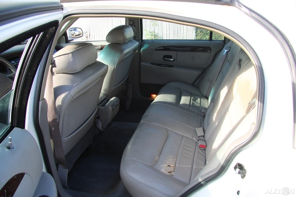 2000 Lincoln Town Car - Image 18 of 21