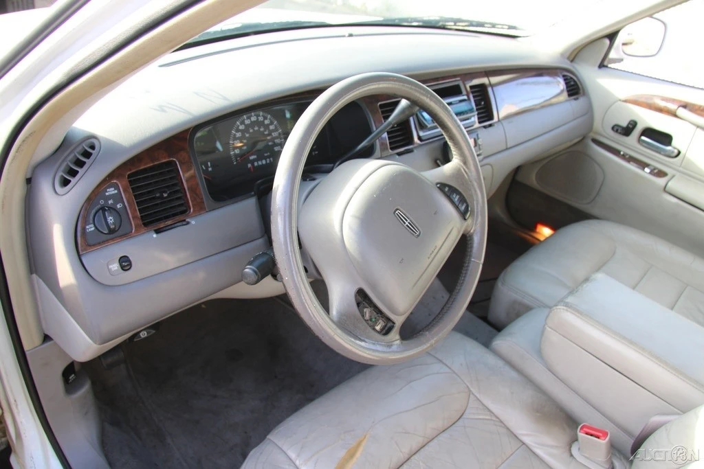 2000 Lincoln Town Car - Image 13 of 21