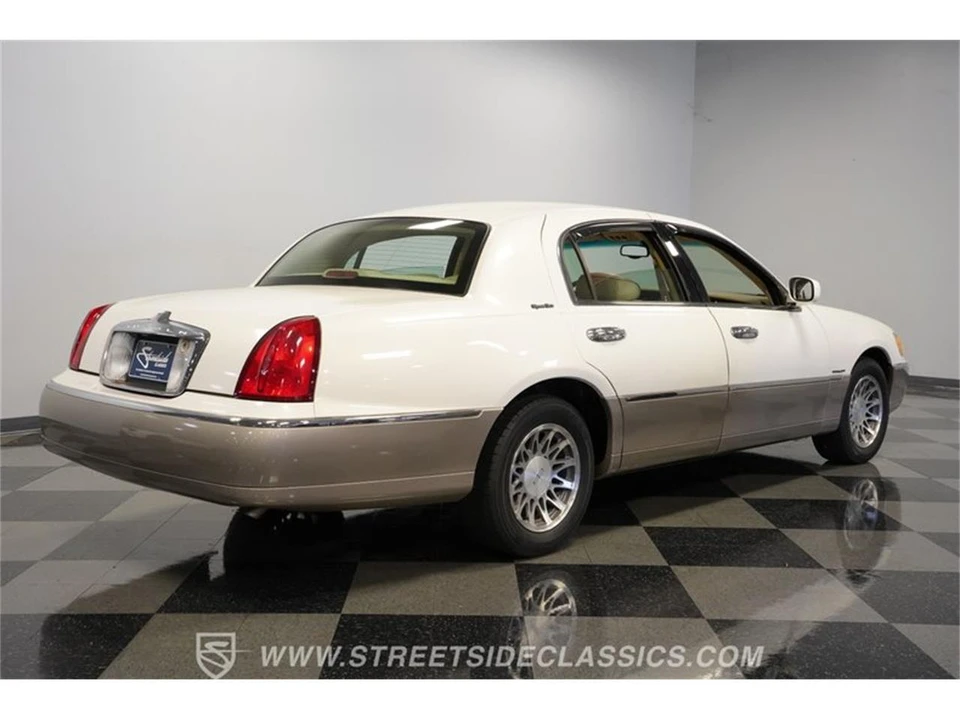 2000 Lincoln Town Car - Image 11 of 31