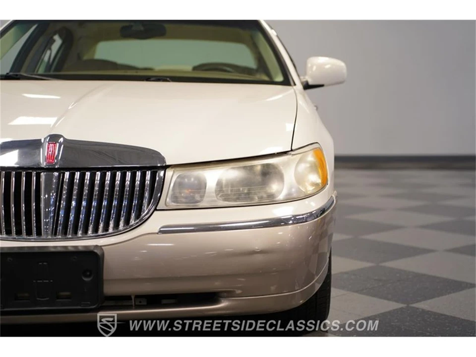 2000 Lincoln Town Car - Image 19 of 31