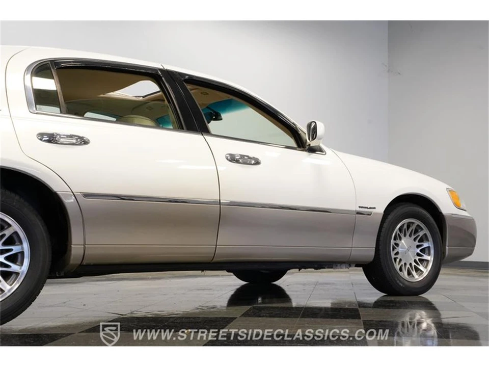2000 Lincoln Town Car - Image 27 of 31