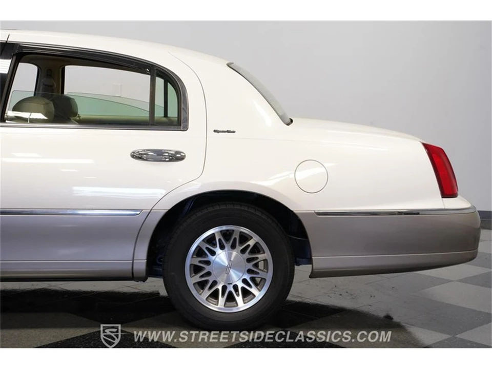 2000 Lincoln Town Car - Image 23 of 31