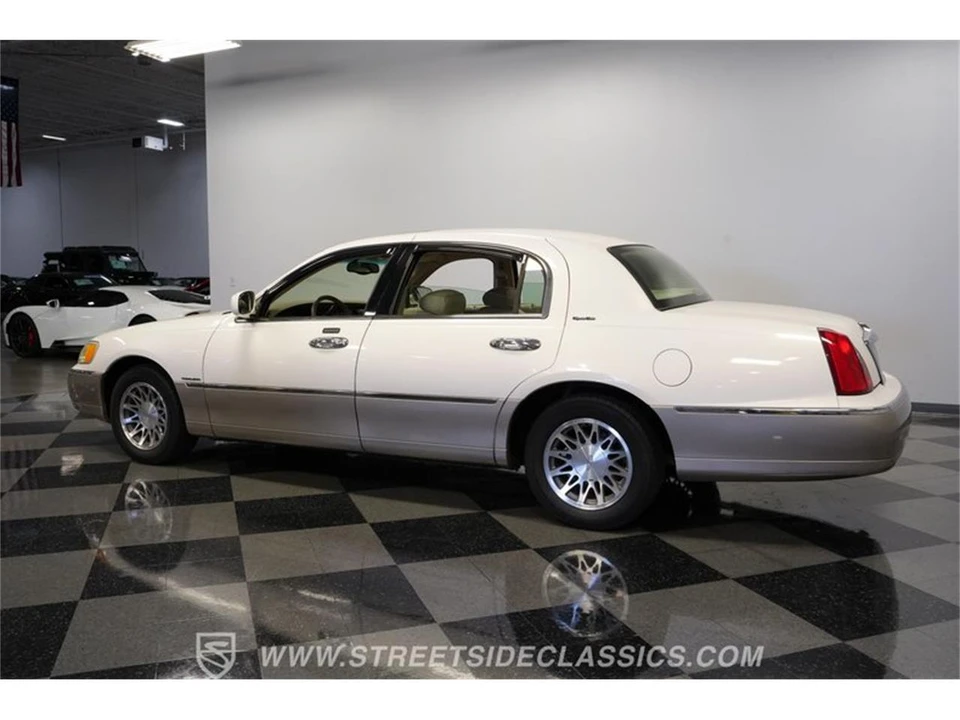 2000 Lincoln Town Car - Image 7 of 31