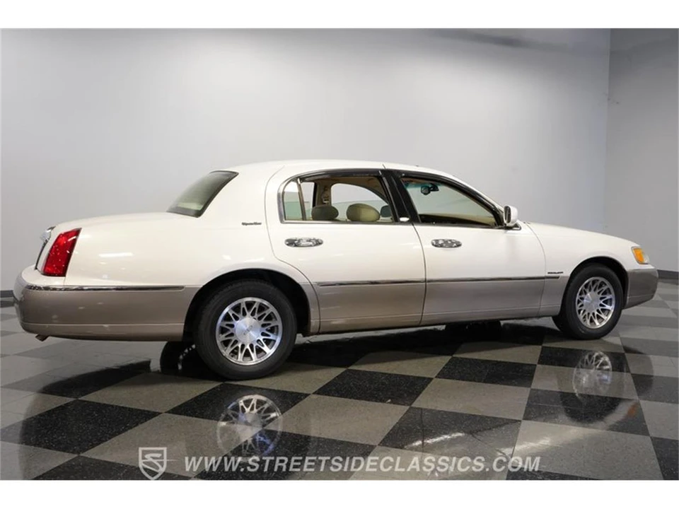 2000 Lincoln Town Car - Image 12 of 31