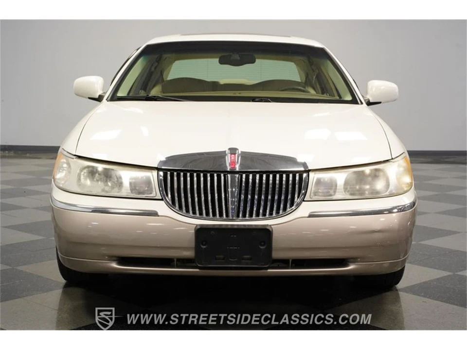 2000 Lincoln Town Car - Image 16 of 31