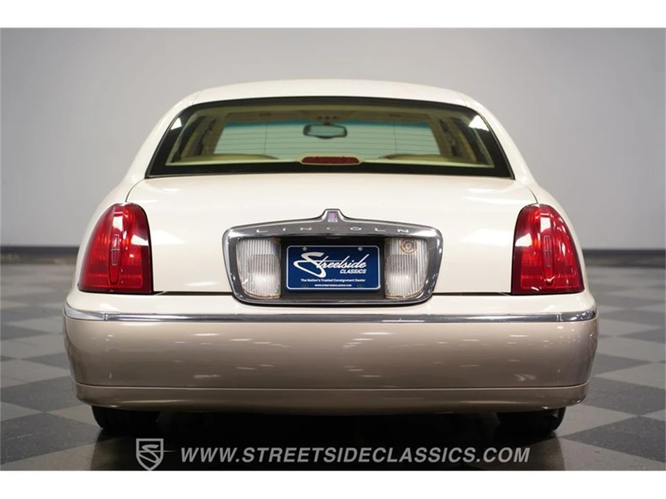 2000 Lincoln Town Car - Image 24 of 31