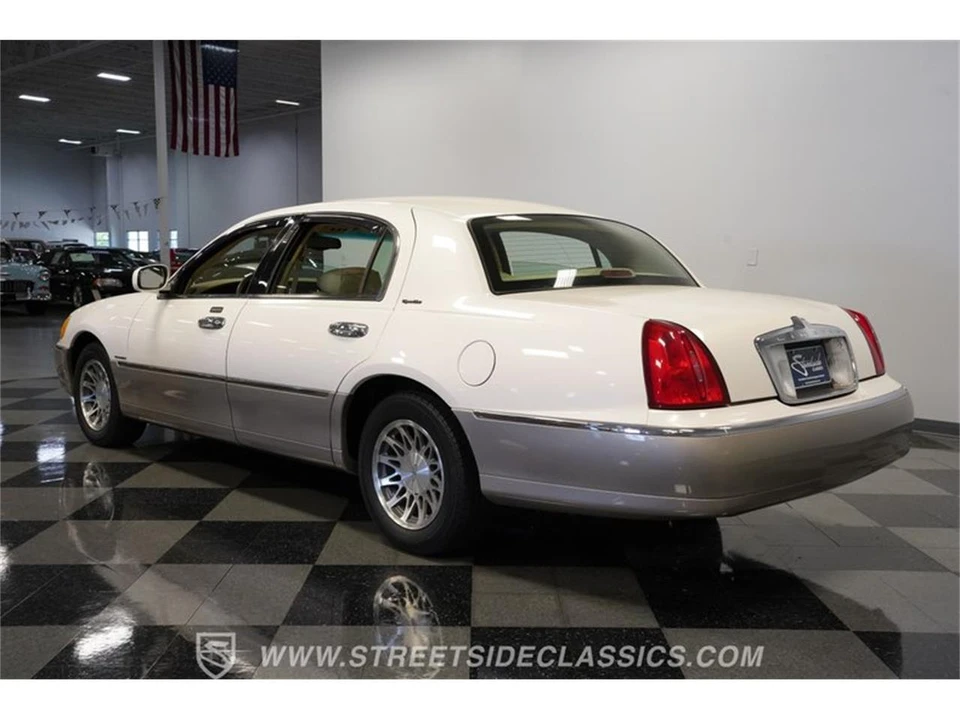 2000 Lincoln Town Car - Image 8 of 31
