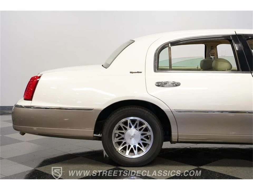 2000 Lincoln Town Car - Image 28 of 31