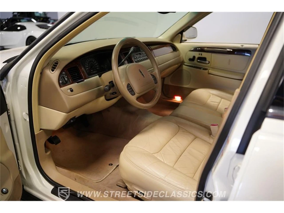 2000 Lincoln Town Car - Image 2 of 31