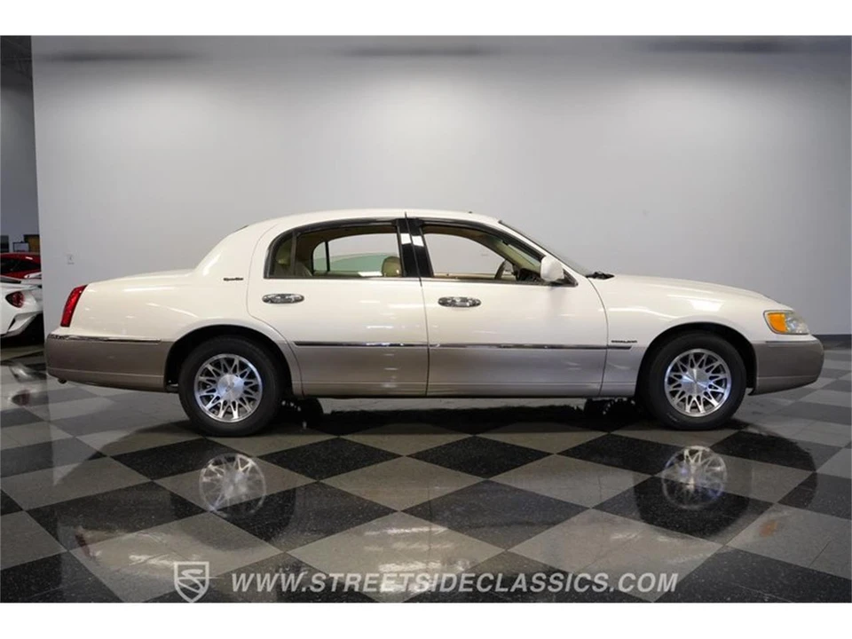 2000 Lincoln Town Car - Image 13 of 31