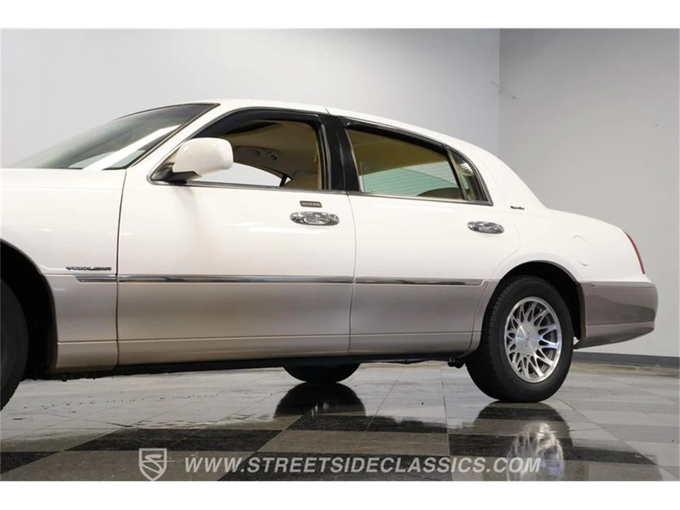 2000 Lincoln Town Car - Image 21 of 31
