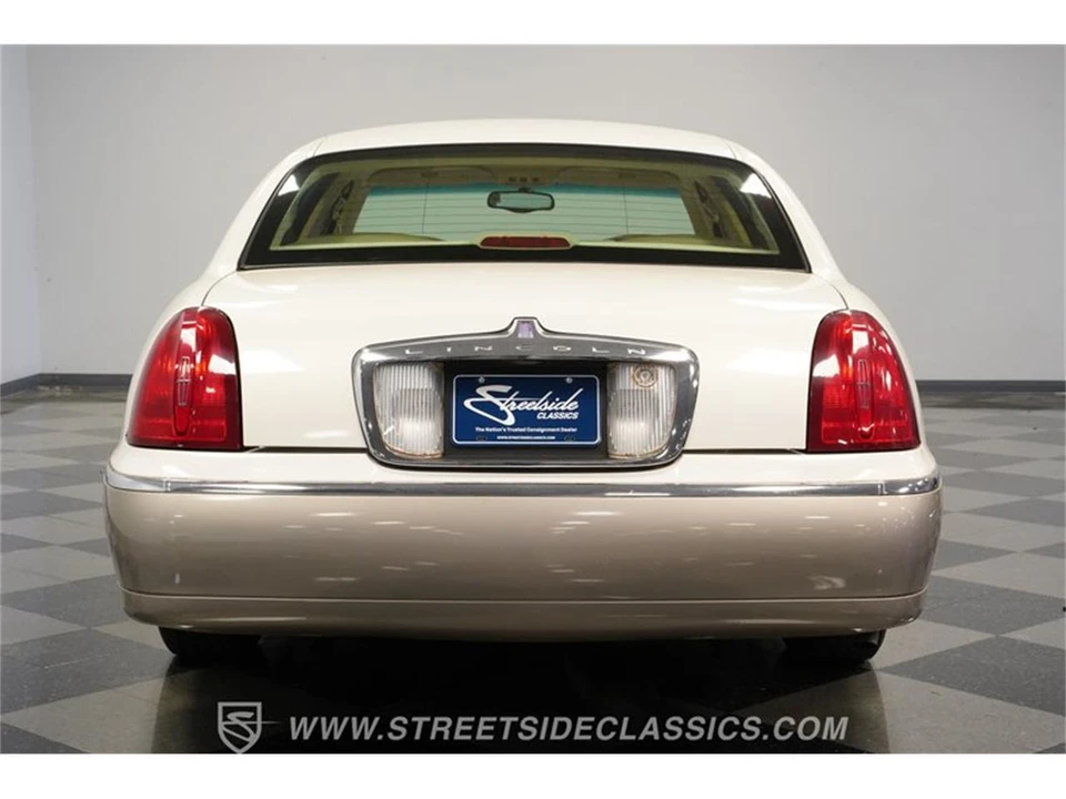2000 Lincoln Town Car - Image 9 of 31