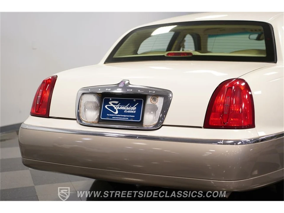 2000 Lincoln Town Car - Image 25 of 31