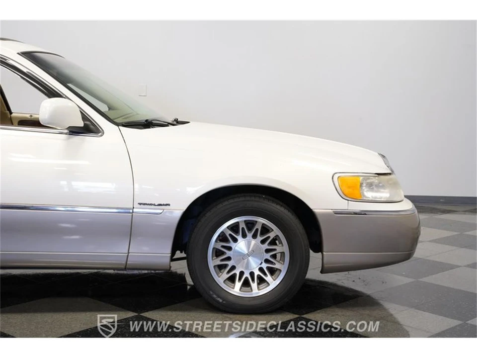 2000 Lincoln Town Car - Image 29 of 31
