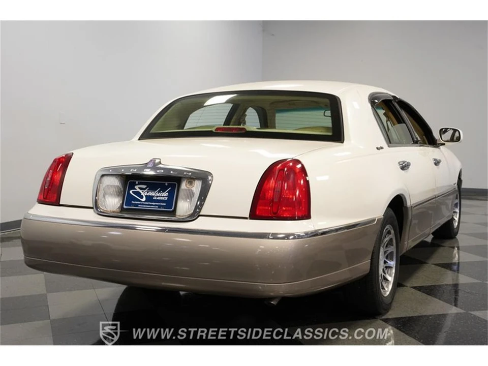 2000 Lincoln Town Car - Image 10 of 31