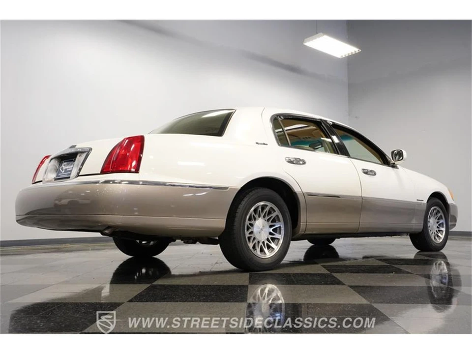 2000 Lincoln Town Car - Image 26 of 31