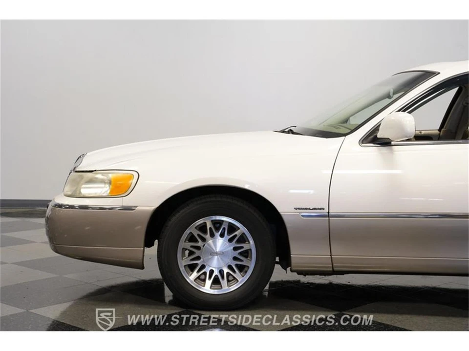 2000 Lincoln Town Car - Image 22 of 31