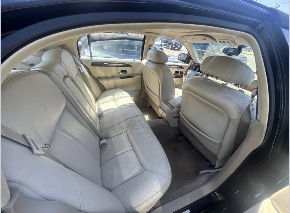 2000 Lincoln Town Car - Image 9 of 10