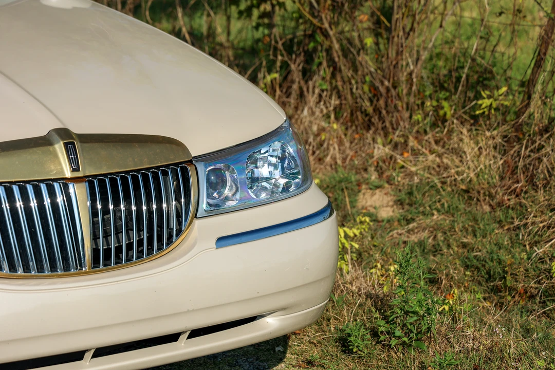 2000 Lincoln Town Car - Image 12 of 31