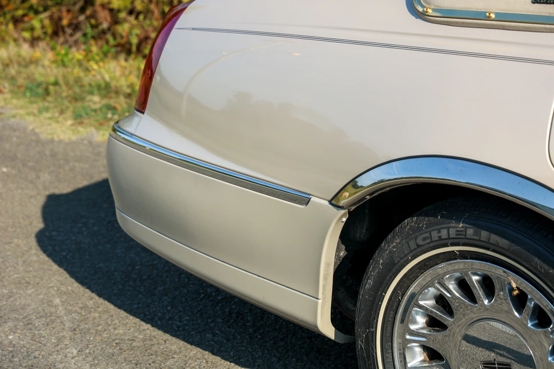 2000 Lincoln Town Car - Image 21 of 31