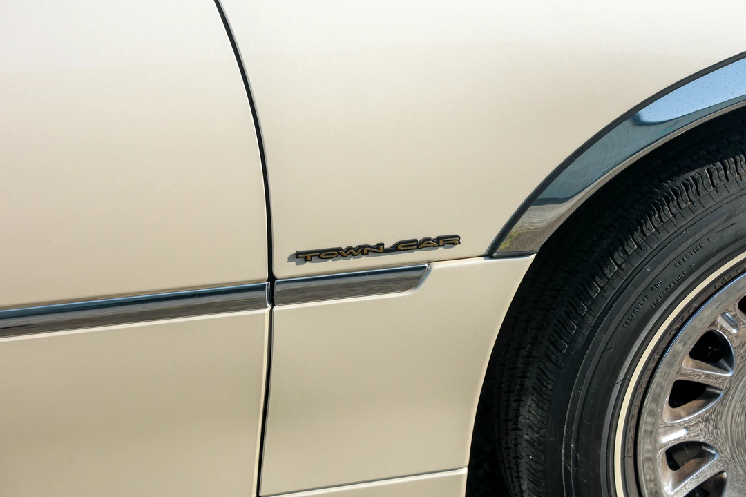 2000 Lincoln Town Car - Image 19 of 31
