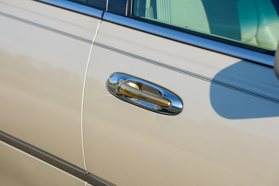 2000 Lincoln Town Car - Image 17 of 31