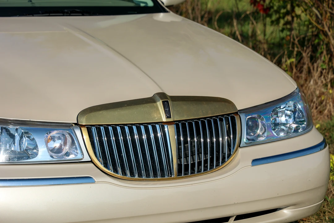 2000 Lincoln Town Car - Image 10 of 31