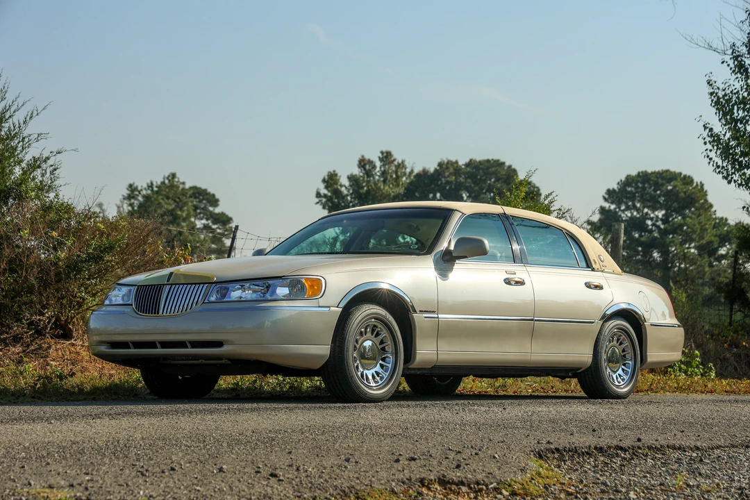 2000 Lincoln Town Car - Image 3 of 31