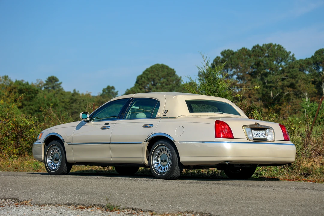 2000 Lincoln Town Car - Image 5 of 31