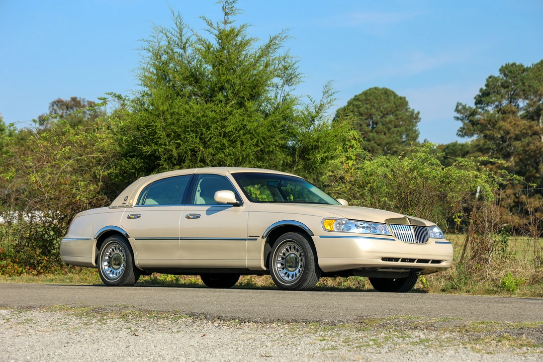 2000 Lincoln Town Car - Image 2 of 31