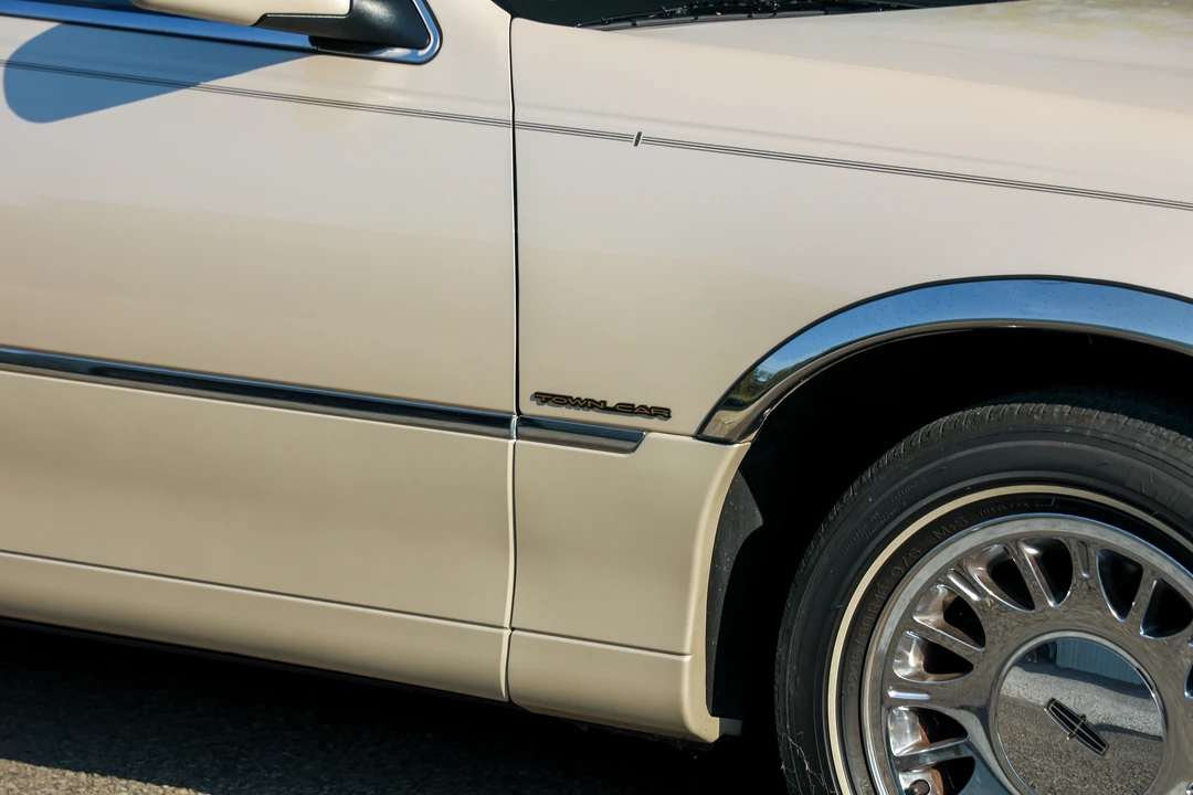 2000 Lincoln Town Car - Image 13 of 31