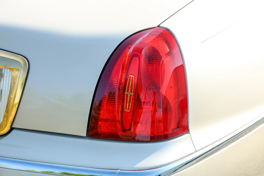 2000 Lincoln Town Car - Image 22 of 31