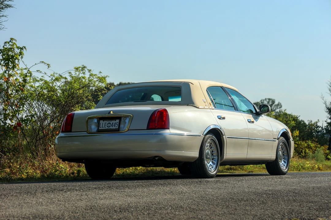2000 Lincoln Town Car - Image 8 of 31