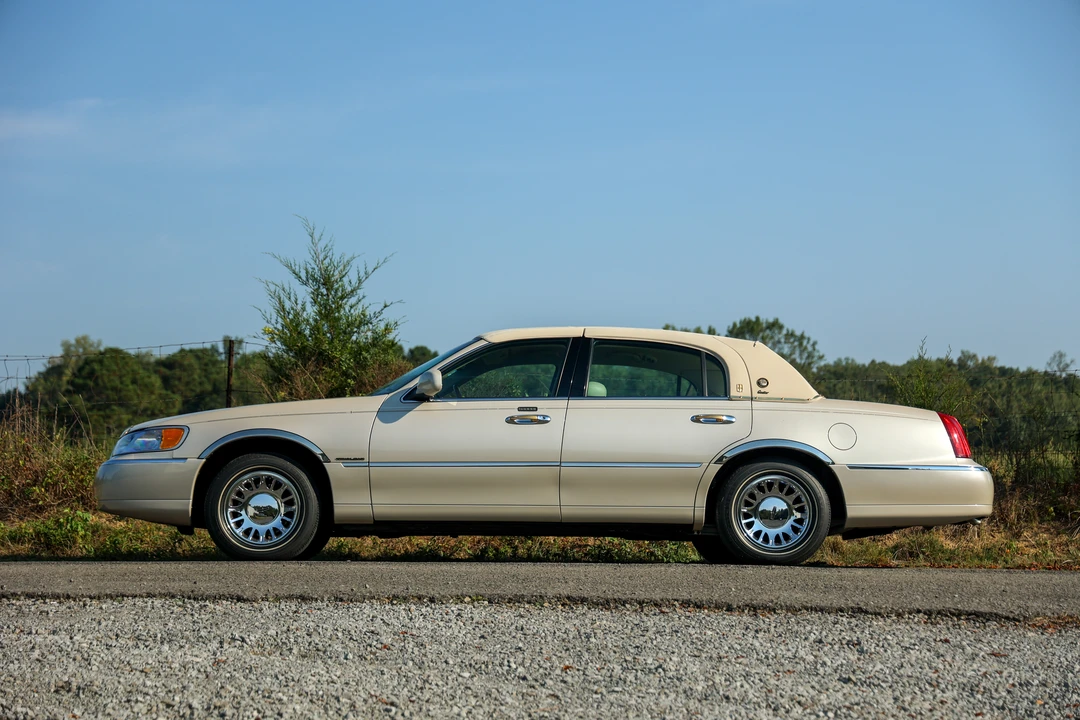 2000 Lincoln Town Car - Image 4 of 31