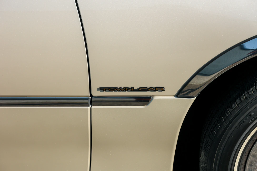 2000 Lincoln Town Car - Image 18 of 31