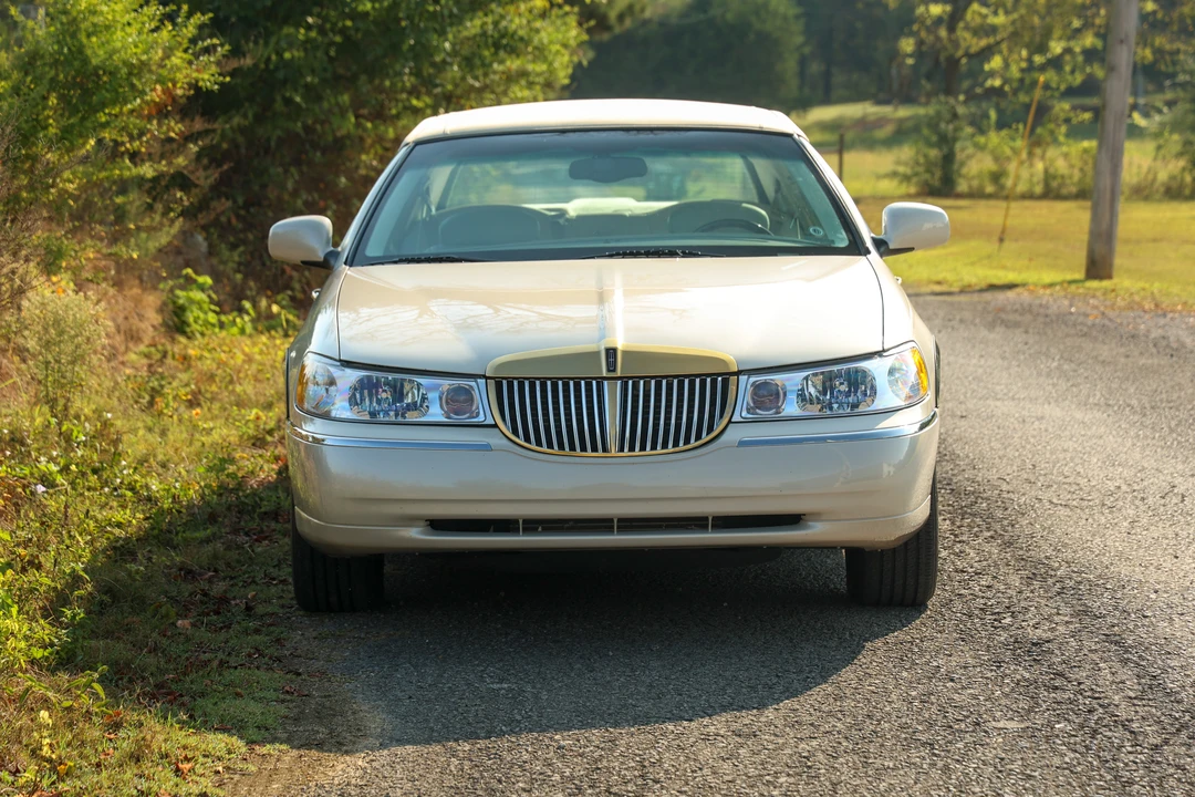 2000 Lincoln Town Car - Image 7 of 31
