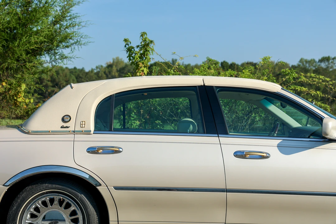 2000 Lincoln Town Car - Image 28 of 31