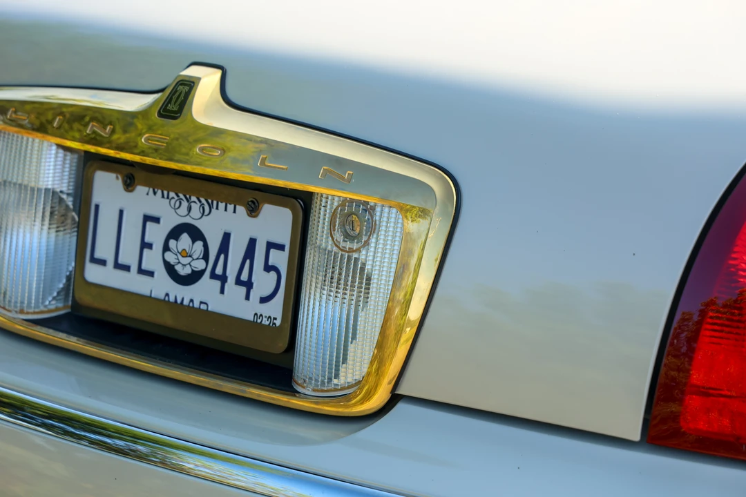 2000 Lincoln Town Car - Image 24 of 31