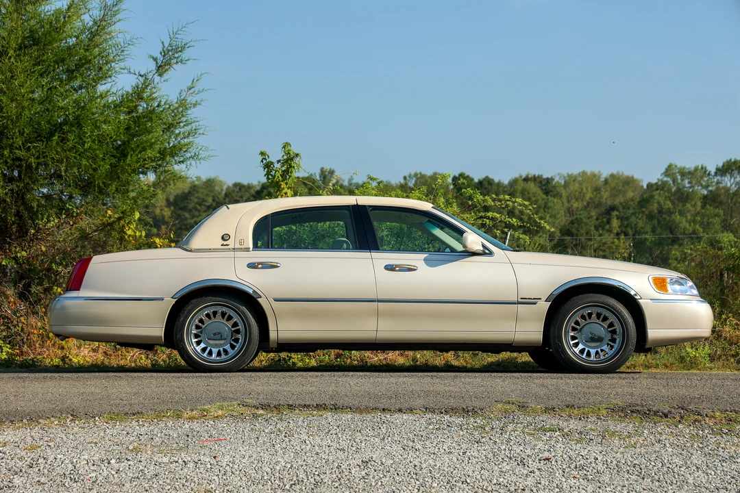 2000 Lincoln Town Car - Image 9 of 31