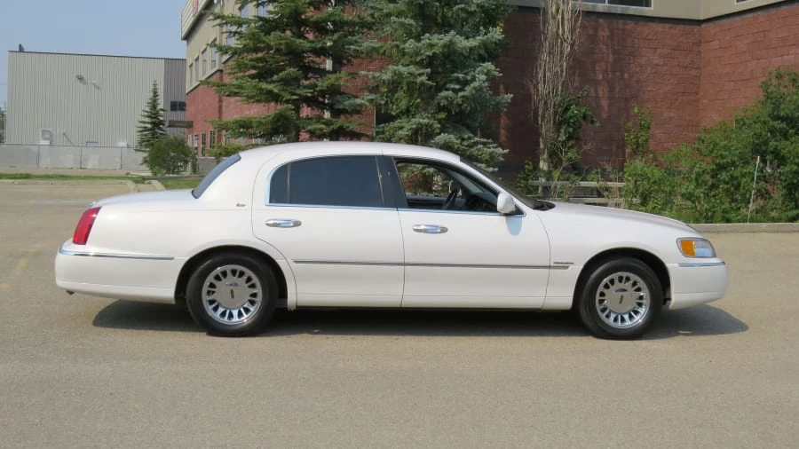2000 Lincoln Town Car - Image 2 of 13