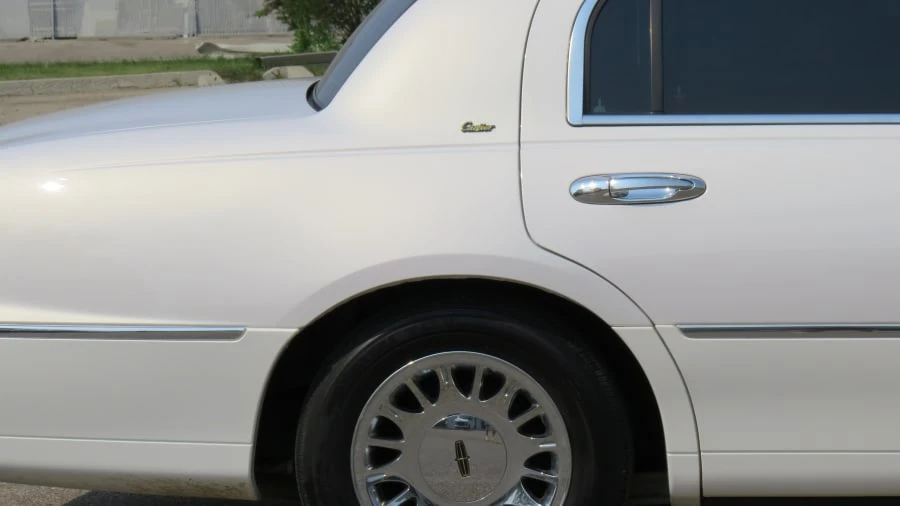 2000 Lincoln Town Car - Image 10 of 13