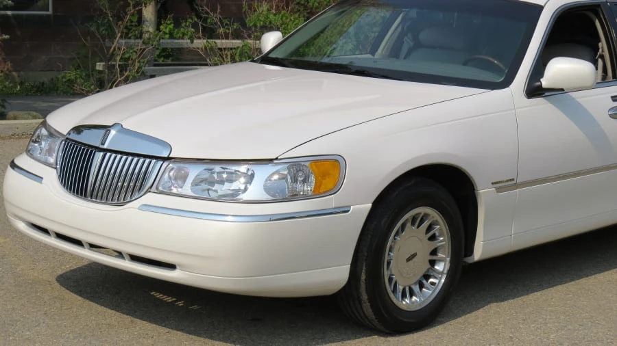 2000 Lincoln Town Car - Image 9 of 13