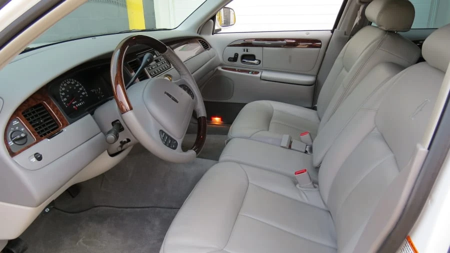 2000 Lincoln Town Car - Image 3 of 13