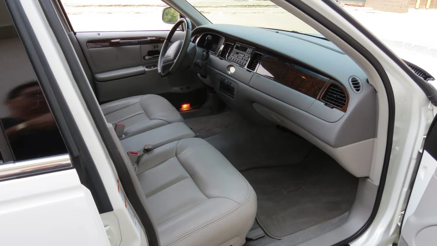 2000 Lincoln Town Car - Image 4 of 13