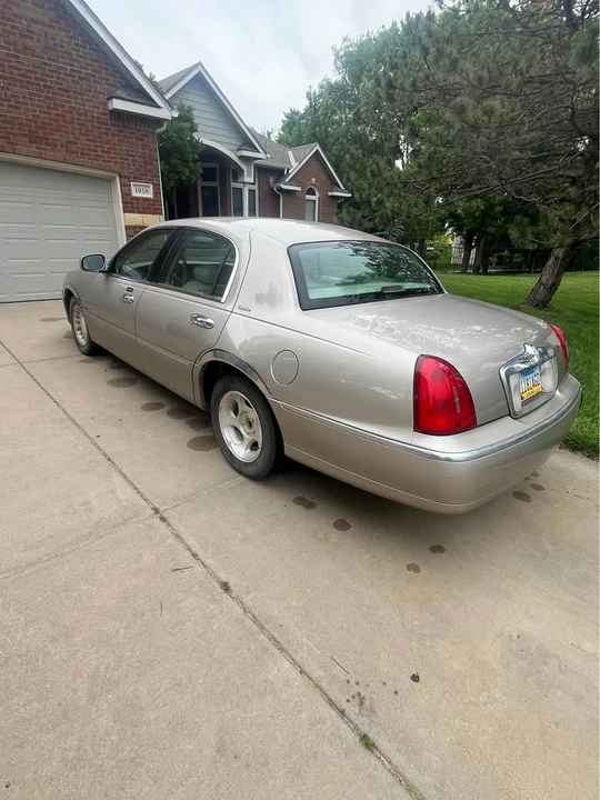 2000 Lincoln Town Car - Image 5 of 13