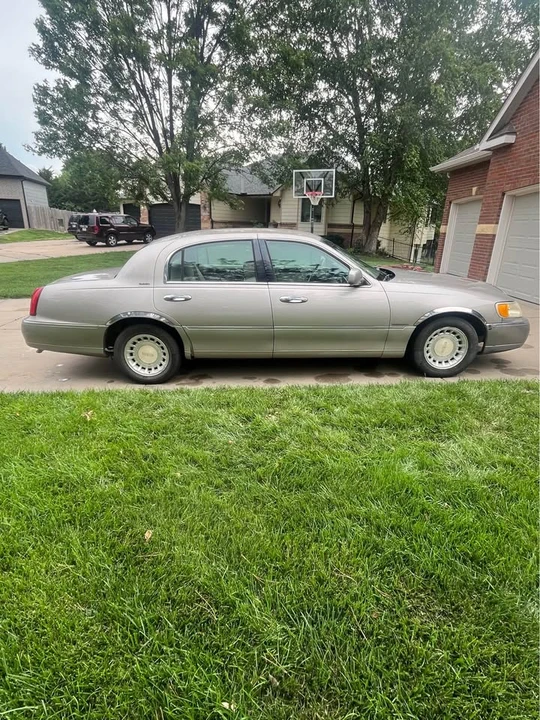 2000 Lincoln Town Car - Image 2 of 13