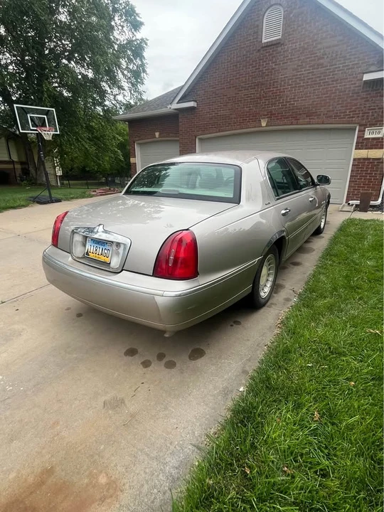 2000 Lincoln Town Car - Image 3 of 13