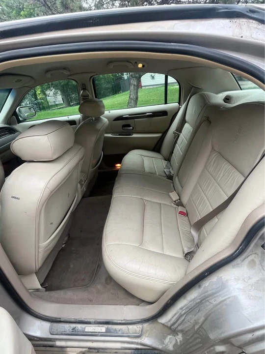 2000 Lincoln Town Car - Image 11 of 13